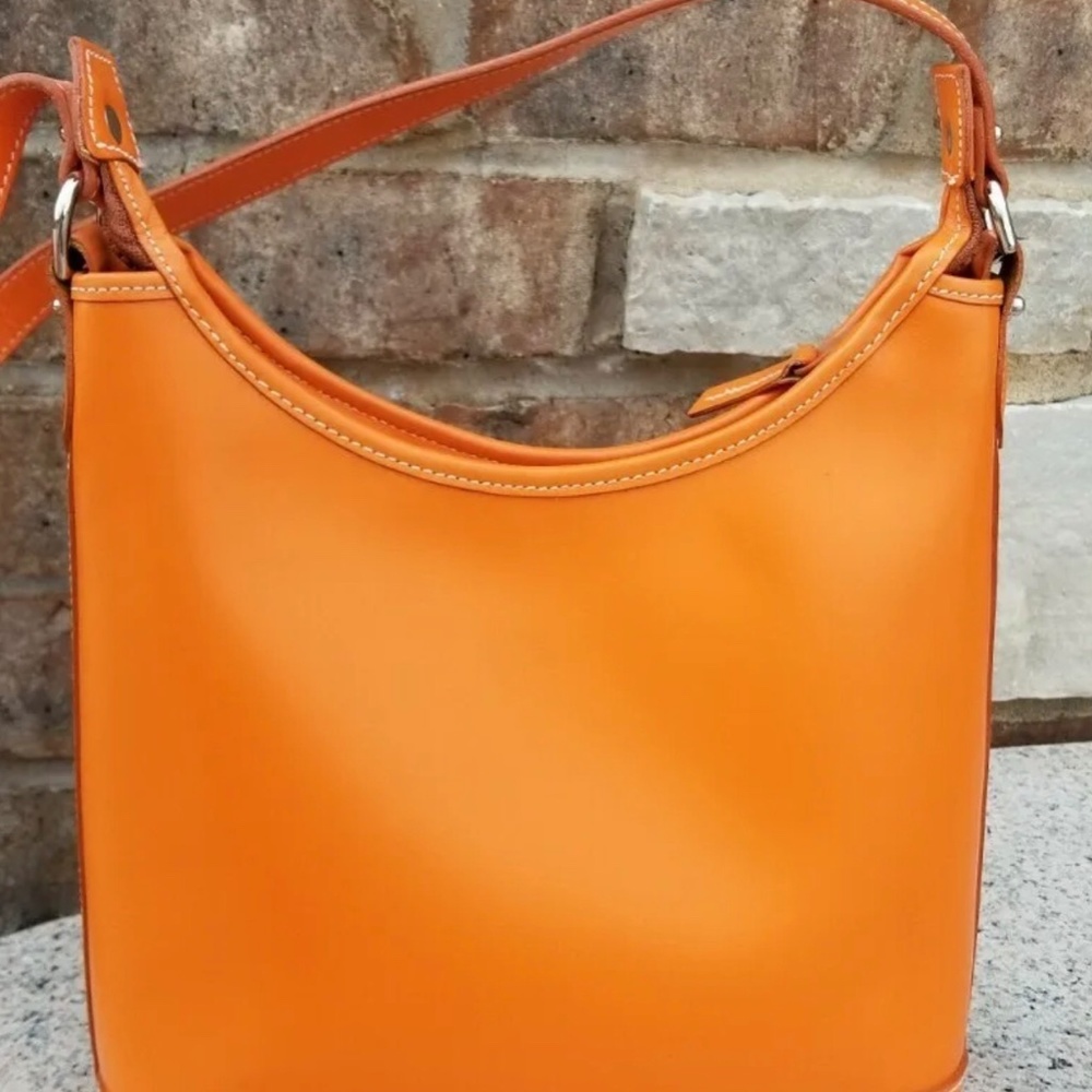 Dooney and Bourke Shoulder bag Orange. Good preowned conditions. - Picture 2 of 9